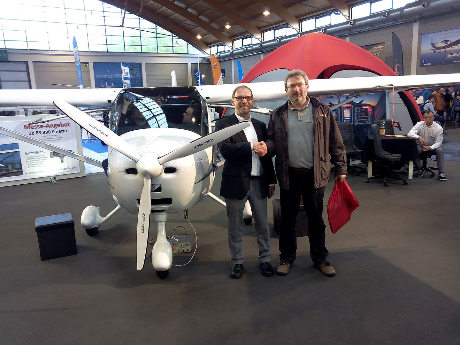 Our customer Walter Meisinger (right) will soon fly the D-MVMA. Left: Juergen Rehlaender, Manager Sales.